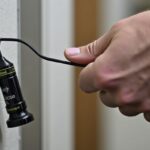 Comment faire passer un câble horizontal dans une cloison en placoplâtre : techniques et bonnes pratiques