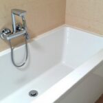 Réussir la transformation d'une douche en baignoire : guide complet des étapes à suivre