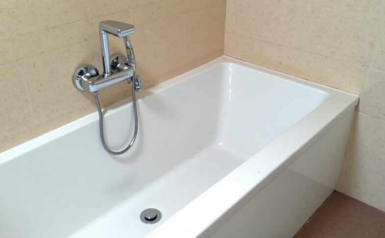 Réussir la transformation d'une douche en baignoire : guide complet des étapes à suivre